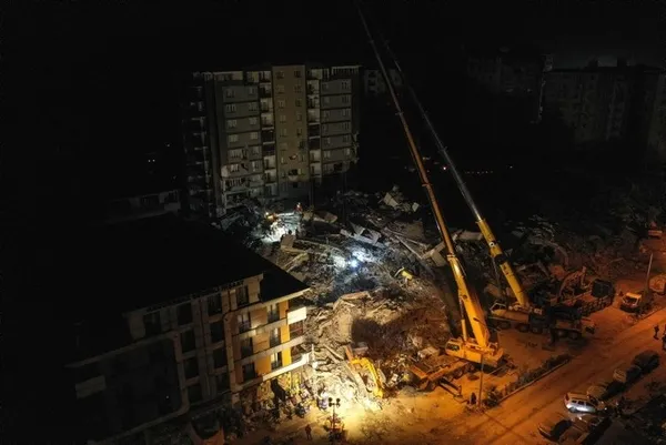 1676276543047.jpg Oyuncu Ahmet Kara’dan acı haber geldi! Depremde yatağıyla sokağa düştü - 1