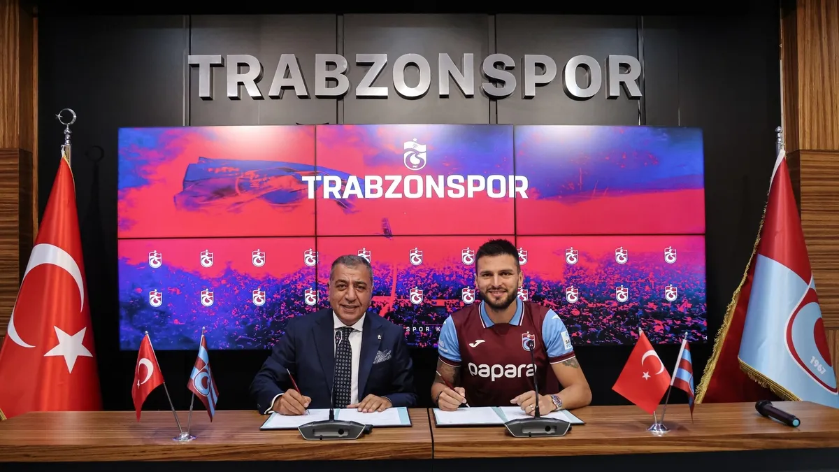 Trabzonspor Okay Yokuşlu için imza töreni düzenledi