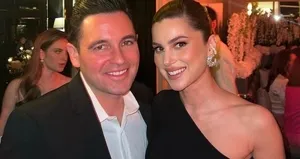 Annesi genç kızlara taş çıkarıyor!