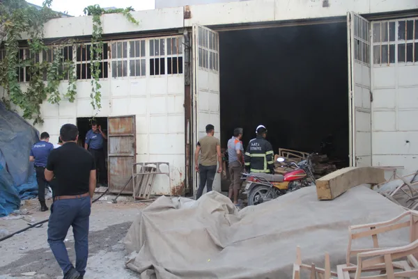 Hatay'da koltuk imalathanesinde çıkan yangın söndürüldü - 5