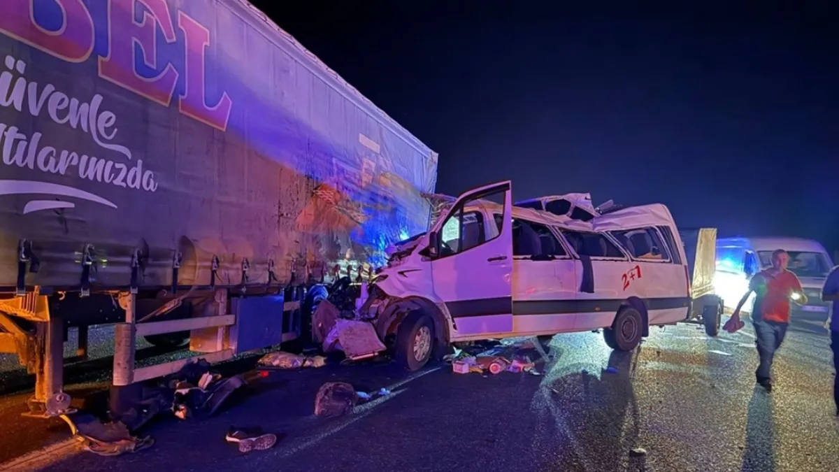 Mersin'de katliam gibi kaza! İşçileri taşıyan minibüs TIR'la çarpıştı: Ölü ve yaralılar var