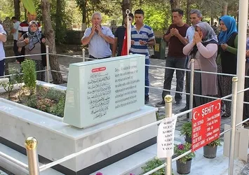Kahraman Astsubay Ömer Halisdemir'in kabrine ziyaretçi akını
