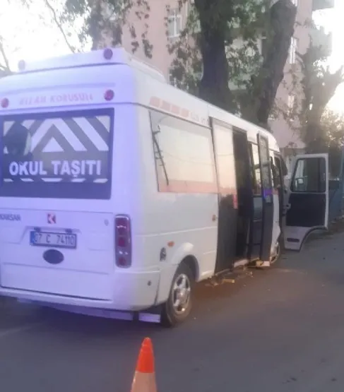 antalyada-okul-servisi-kazasi-surucu-ve-ogrenciler-yaralandi-1638450477528.jpg Antalya'da okul servisi kazası: Sürücü ve öğrenciler yaralandı - 2