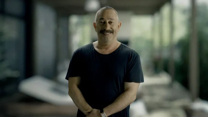 Ünlü komedyen Cem Yılmaz Mercedes aracıyla trafik kazası geçirdi