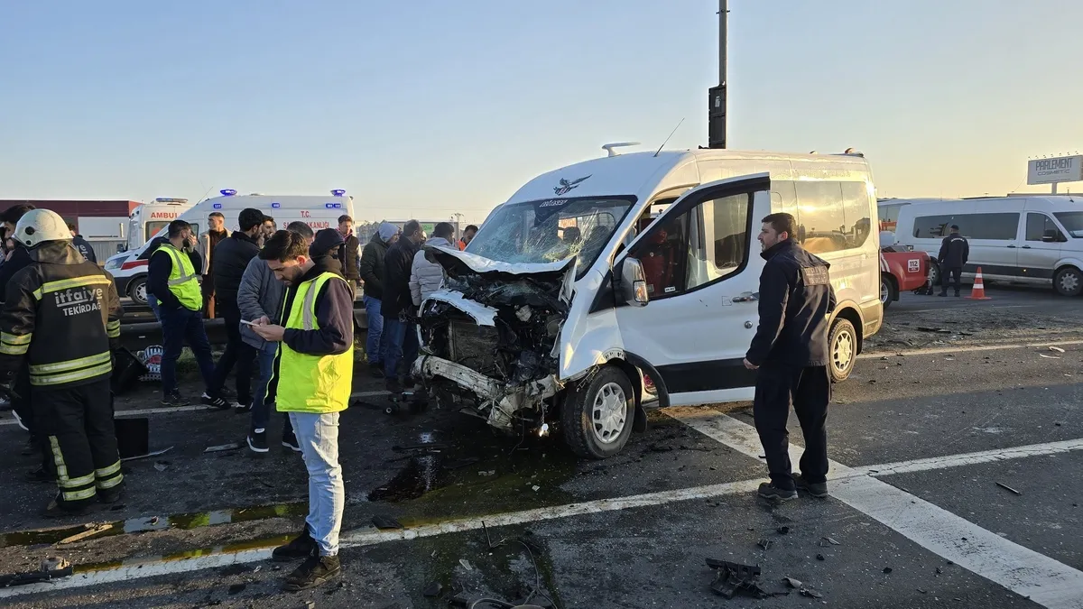 Tekirdağ'da 2 işçi servisi çarpıştı! 18 kişi yaralandı