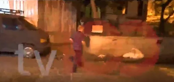 arctic-monkeysten-olayli-beyoglu-gecesi-bakkal-ile-tartistilar-1660250216172.jpg Arctic Monkeys'ten olaylı Beyoğlu gecesi! Bakkal ile tartıştılar: Ünlü olsalar da fark etmez