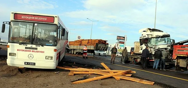 Kayseri’de bir TIR yolcu indiren otobüse çarptı