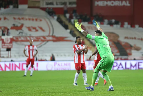 firtina-antalyada-dindi-antalyaspor-2-1-trabzonspor-mac-sonucu-ozet-1639245926491.jpg Fırtına Antalya'da dindi! Antalyaspor 2-1 Trabzonspor (MAÇ SONUCU-ÖZET) - 3