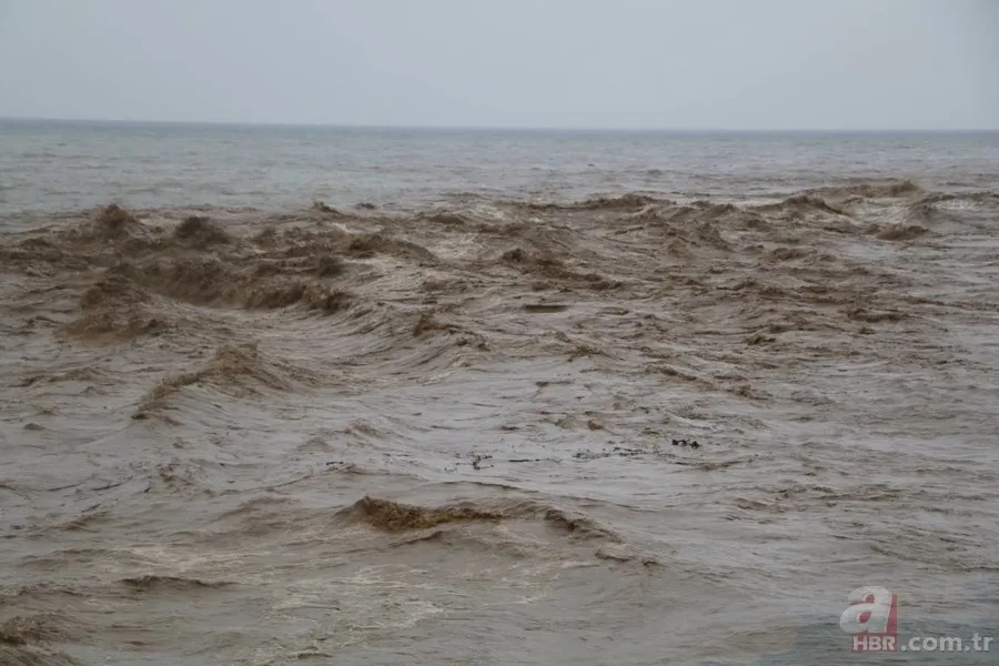 Rize'de şiddetli yağış eğitime ara verdirdi 22