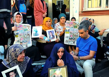 Annelerin HDP önündeki nöbeti PKK'yı tedirgin etti