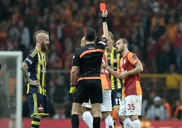 Galatasaray - Fenerbahçe derbilerinde kartlar havada uçuşuyor!