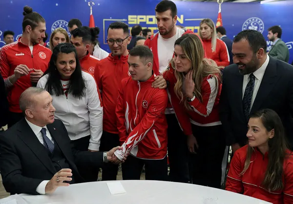 baskan-erdogandan-sporcularla-duzenlenen-iftar-programinda-onemli-aciklamalar-1650482061202.jpg Başkan Erdoğan'dan sporcularla düzenlenen iftar programında önemli açıklamalar - 5