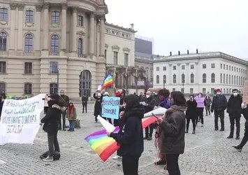 Almanya PKK'dan sonra LGBT'nin mitingini de sadece seyretti