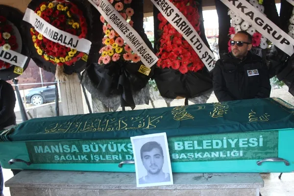 manisada-kuyuya-dusen-baba-ve-2-yasindaki-batuya-aci-veda-fotograflarini-operek-ugurladi-1673100470165.jpg Manisa’da kuyuya düşen baba ve 2 yaşındaki Batu’ya acı veda! Fotoğraflarını öperek uğurladı - 3