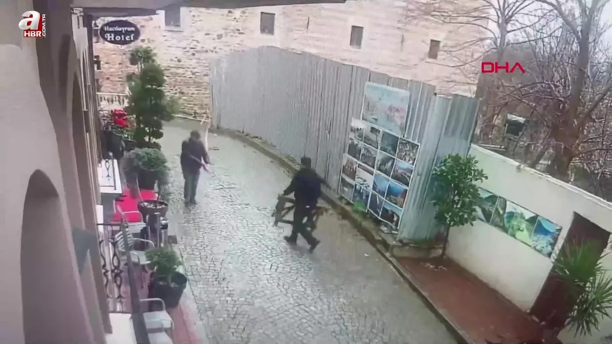 Fatih'te toprak kayması sonucu yol çöktü