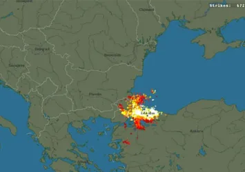 İstanbul'da 2 saatte 6 bin 726 şimşek çaktı!