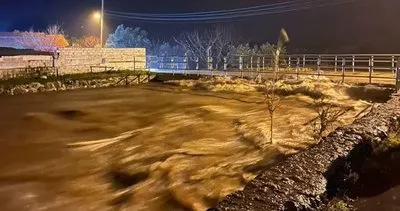 Sağanak yağış İzmir'i vurdu! Cadde ve sokaklar göle döndü