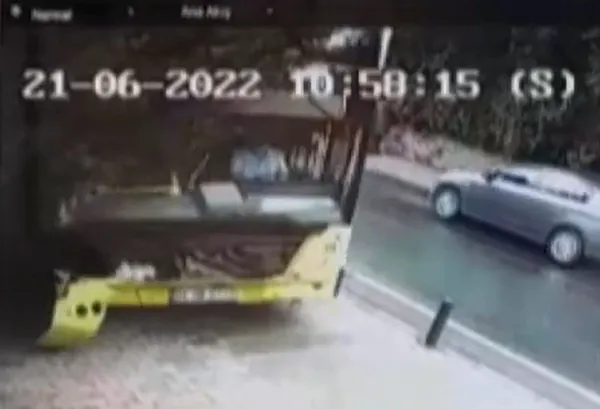1655880798413.jpg Yokuş aşağı kayan yolcu dolu İETT felaketi es geçti! Camdan içeriye dal parçaları girdi: 1 yaralı - 1
