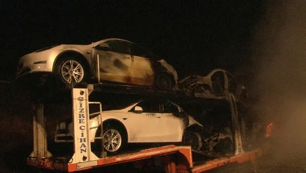 1696561256227.jpeg Tuzla'da TIR'la taşınan 6 elektrikli araç küle döndü - 2