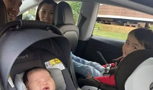1639988123548.jpg Araba oto pilottayken dünyaya geldi! Tesla bebek tarihe geçti - 2