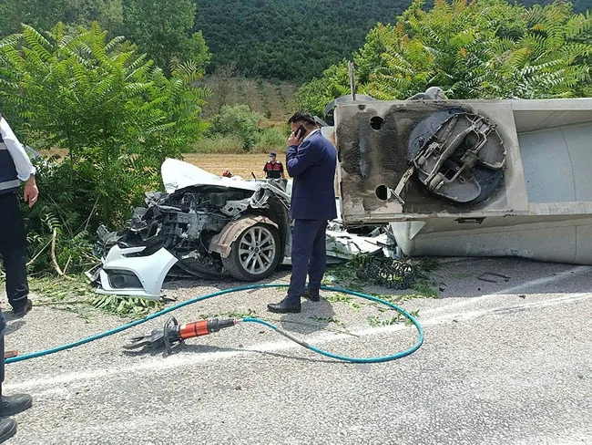 balikesirde-katliam-gibi-kaza-3-kisi-oldu-3-kisi-yaralandi-1624364210770.jpg Balıkesir'de katliam gibi kaza: 3 kişi öldü, 3 kişi yaralandı - 4