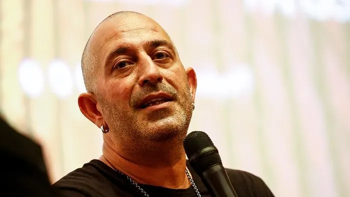 Ünlü komedyen Cem Yılmaz Mercedes aracıyla trafik kazası geçirdi