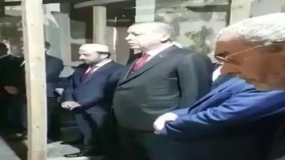 Cumhurbaşkanı Erdoğan Fetihler Sultanı Fatih Sultan Mehmet Han’ın kabrinde Kur’an okudu