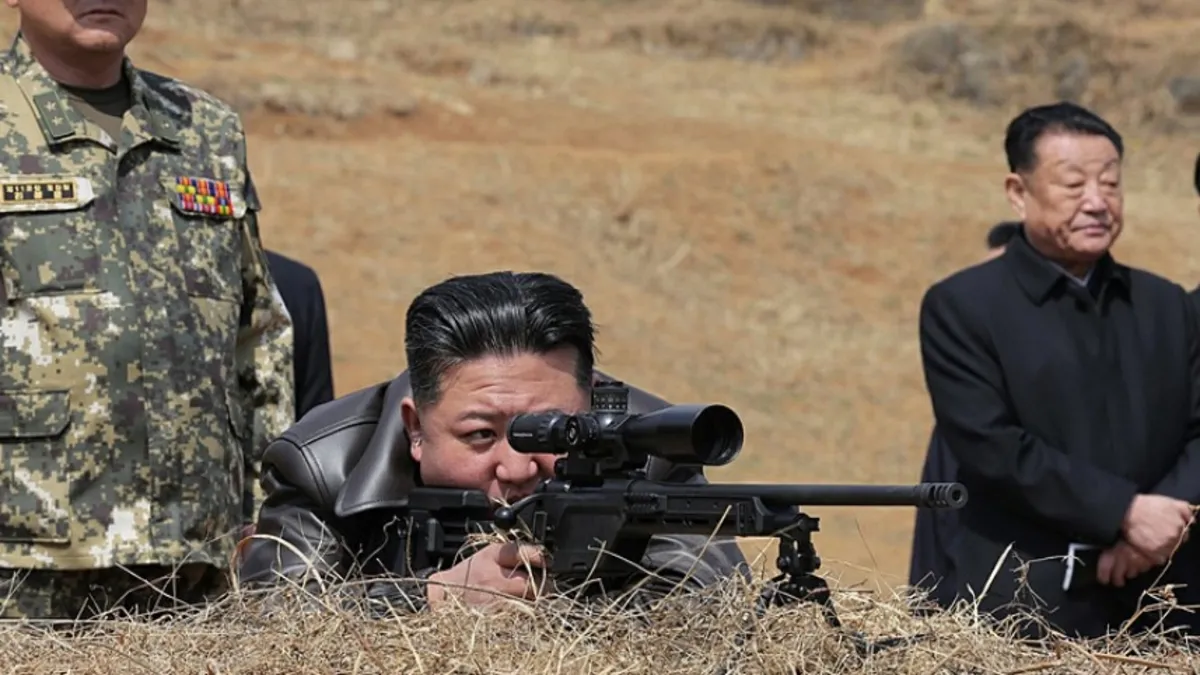 Kuzey Kore lideri Kim Jong-un yeni oyuncağıyla poz verdi