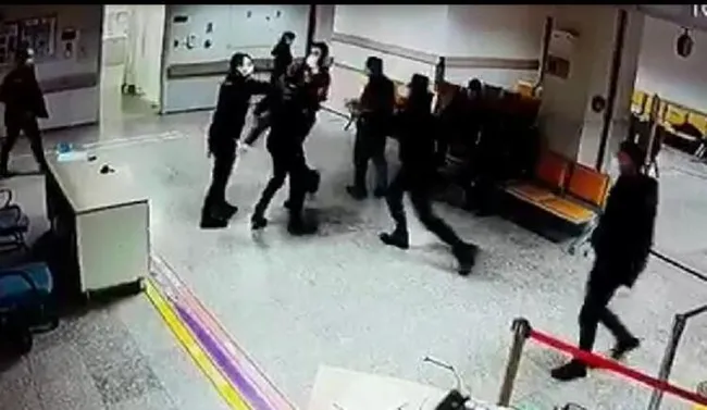 Samsun’da acil serviste doktora bıçaklı saldırı girişimi - 2