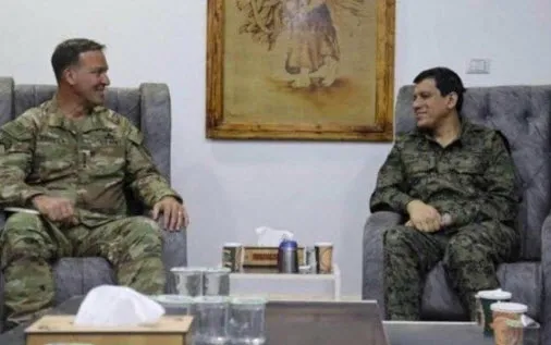 Terörist elebaşı Mazlum Kobani ile fotoğrafı olan ABD’li komutandan skandal Türkiye açıklaması! Engellemeliyiz