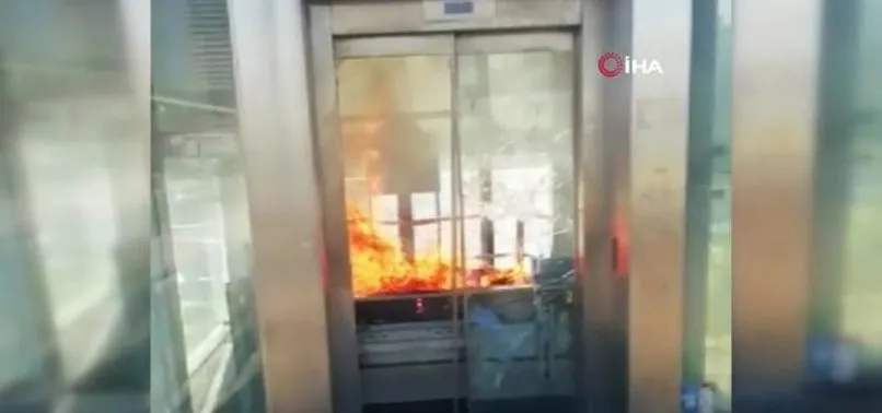 Zincirlikuyu metrobüs durağında korkutan yangın!