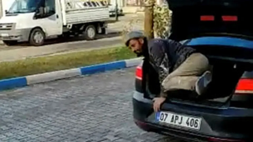 Antalya'da utandıran görüntüler! Üzeri kirli işçisini araba bagajında taşıyan kişiye ceza kesildi