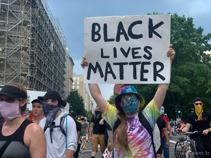 Madonna koltuk değnekleriyle George Floyd protestosuna katıldı 19