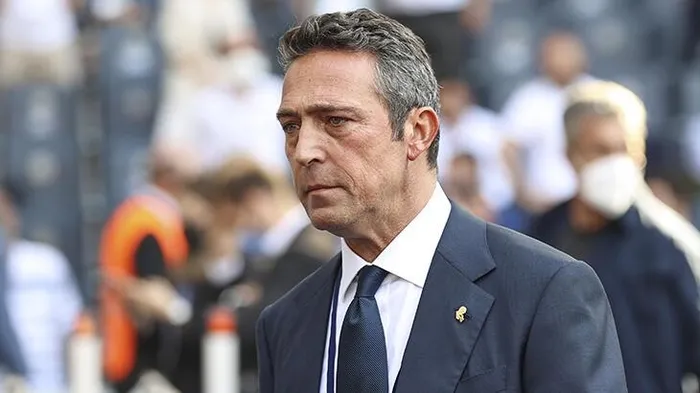 Fenerbahçeli taraftarlar Ali Koç'u istifaya davet etti 'Aziz Yıldırım' sloganları attı