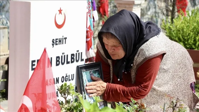 turkiye-sehitlerini-unutmadi-sehit-ferhat-gedik-ve-eren-bulbul-mezari-basinda-anildi-1754898691883.jpeg 15 yaşında şehit edilen Eren Bülbül, şehadetinin 8. yılında mezarı başında anıldı (AA)