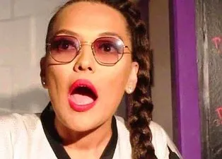 Demet Akalın kızıyla birlikte olduğu araçta saldırıya uğradı
