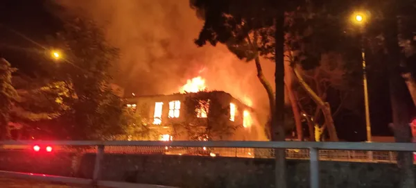 1665976868862.jpg İzmir’de 2 katlı bina alev alev yandı - 1