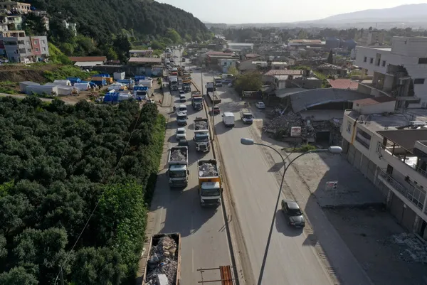 1680949896244.jpg Deprem felaketi sonrası Hatay! Enkaz kaldırma çalışmaları sürüyor: Kamyonlarının yoğunluğu havadan görüntülendi - 3
