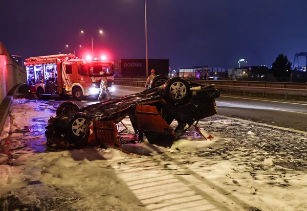 Pendik’te takla atan otomobil yandı: 4 kişi yaralandı - 1