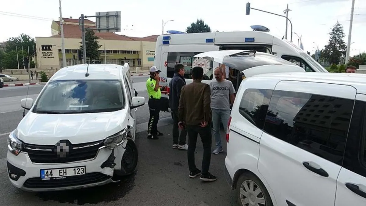 Malatya'da feci kaza 2 polis memuru yaralandı