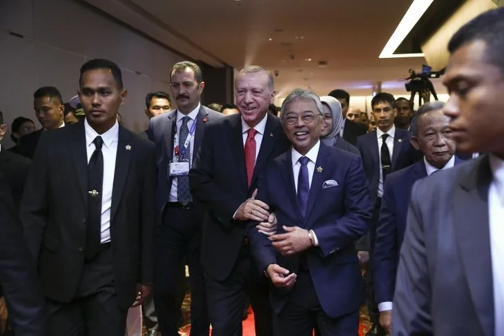 Başkan Erdoğan Kuala Lumpur'da! Oturumun ardından sergi alanını gezdi