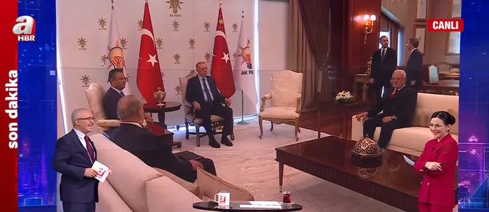 Başkan Erdoğan ile Özgür Özel arasında 1.5 saatlik anayasa zirvesi! Partilerden ilk açıklama: Görüşme olumlu havada geçti! Başkan Erdoğan’dan iade-i ziyaret | Özel kulis bilgileri A Haber’de!