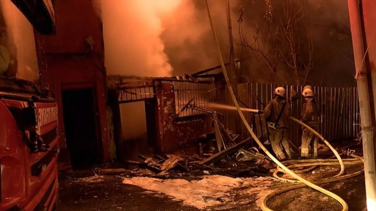 Beyoğlu'nda korkutan yangın! 3 katlı ahşap bina alevlere teslim oldu