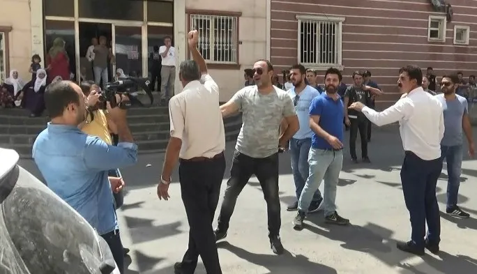 HDP’liler oğlu için eylem yapan anne Hacire Akar’a saldırdı
