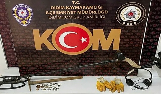 aydinda-define-ararken-sucustu-yakalanan-sahsin-evinden-tarihi-objeler-cikti-1636637465502.jpg Aydın'da define ararken suçüstü yakalanan şahsın evinden tarihi objeler çıktı - 2