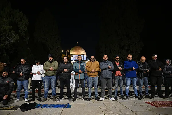 Mescid-i Aksa’da ilk teravih namazı! Müslümanlar akın etti...