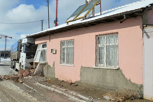 Elazığ'da kar nedeniyle buz tutan yokuşta kayan TIR eve girdi: 1 yaralı - 3