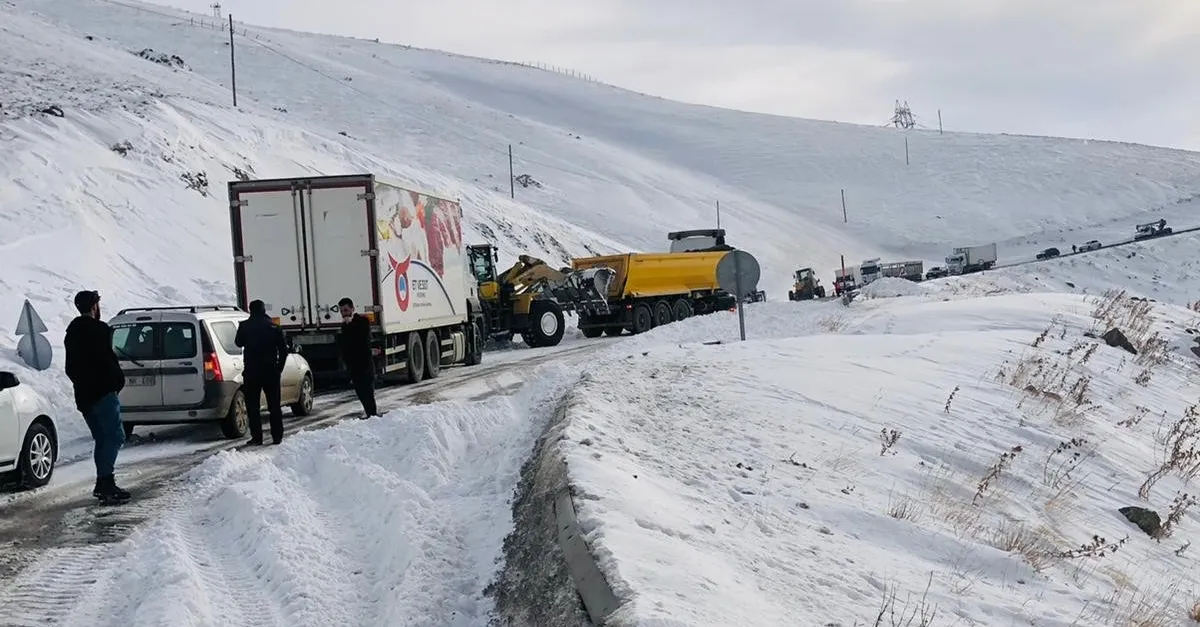 Van-Hakkari karayoluna çığ düştü