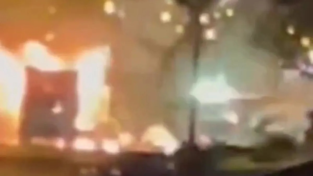 Van'da kayyum sonrası gerginlik! Havai fişekle çöp kamyonunu yaktılar