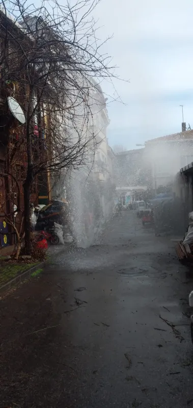 Son dakika: Büyükada’da İSKİ borusu patladı! Su metrelerce yükseğe fışkırdı - 4
